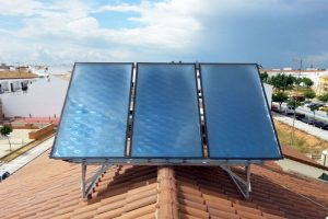 Equipos de paneles solares instalados en huelva