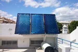 Equipo de paneles solares instalados en Torre del Mar, Málaga