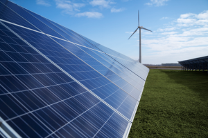 Energía sostenible con instalación de paneles solares